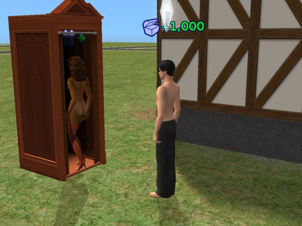 Тут она уходить в примерочную